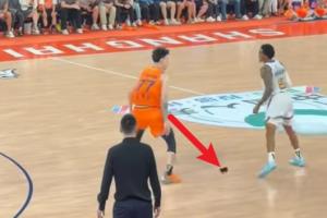 影响我发挥！张镇麟最后一防布朗时还抽了个空把自己的护肘摘了