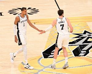 末节表现优于前两场！文班：得益于沟通 队友间要不断互相提醒